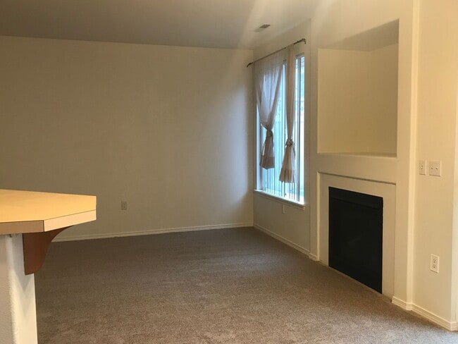 Building Photo - 4 Bed 3 Bath Gated Townhome Near Maplewood Golf