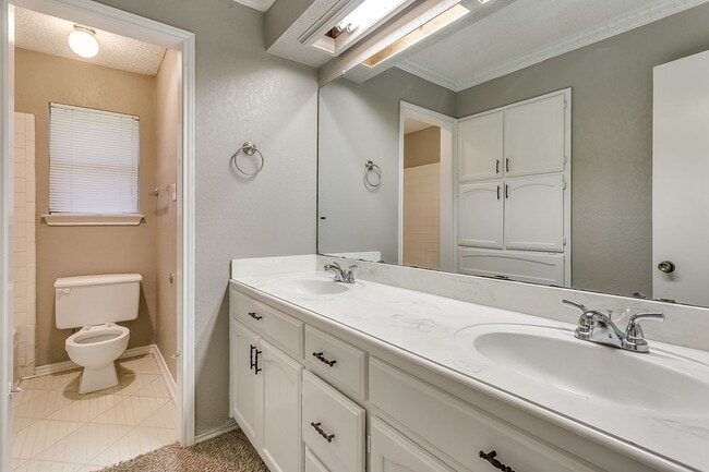 Building Photo - Spacious Home in great location!