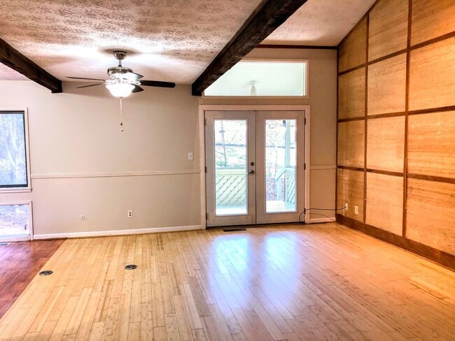 Building Photo - 3 bedroom 2.5 bathroom Home Near UGA and on the UGA Busline!