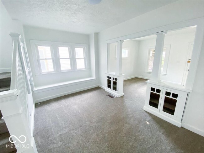 Building Photo - 929 E Bradbury Ave