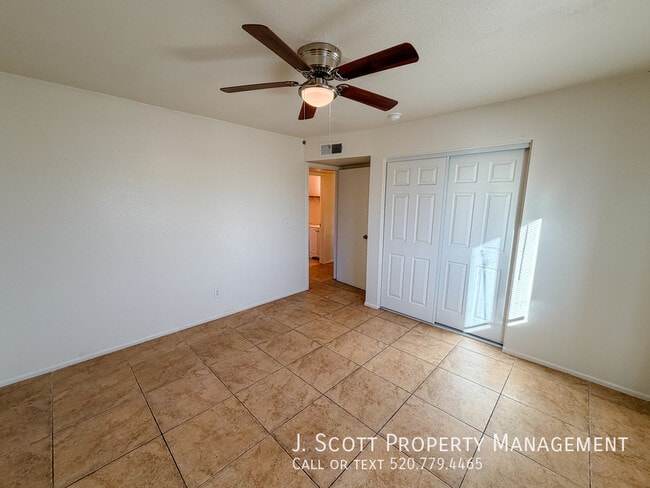 Building Photo - 525 E Peppertree Ave