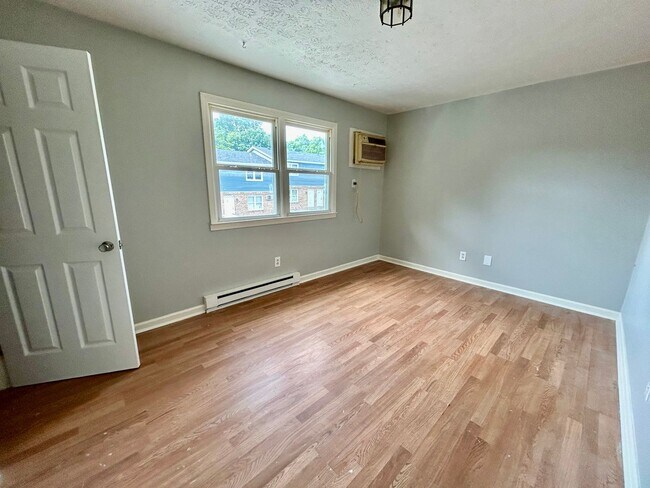 Building Photo - HALF OFF FIRST MONTH - 2 Bedroom in Versailles!