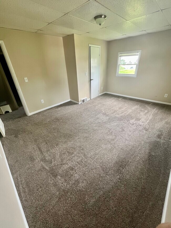 Building Photo - 227 Maple St