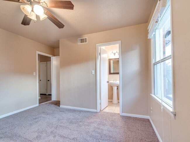 Building Photo - 2640 Manchester Dr
