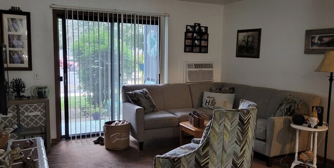 Building Photo - 305 S Walnut St