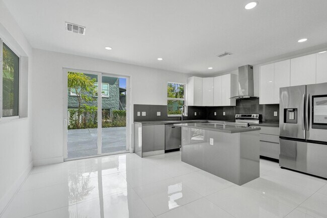 Building Photo - 1215 W Las Olas Blvd