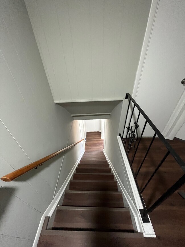 Building Photo - 215 Knight St