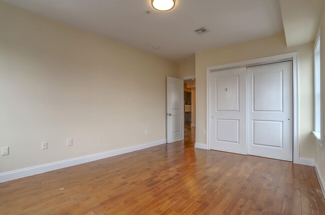 Building Photo - 4401 BERGENLINE Ave