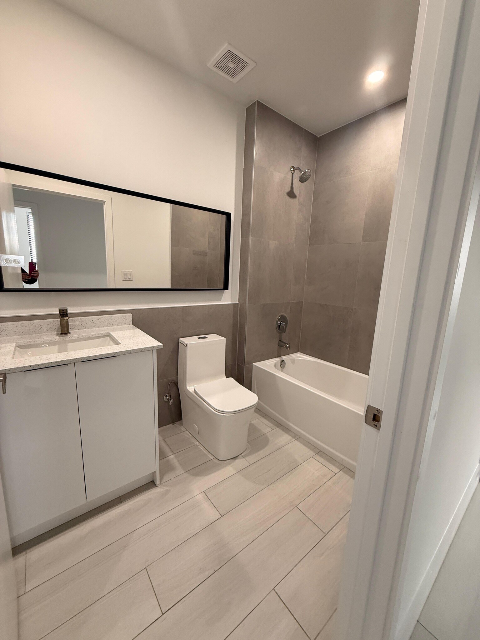 Building Photo - 765 E 20th St