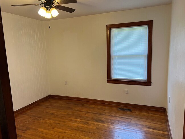 Building Photo - inviting 3-bedroom, 2-bath residence