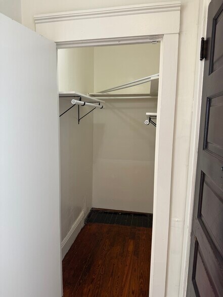 Building Photo - 4008 Prytania St