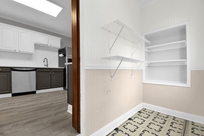Building Photo - Stunning and Spacious 3 Bedroom House