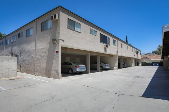 Building Photo - 14024 Oxnard St