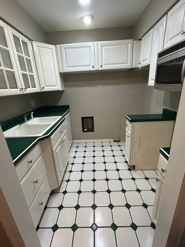 Building Photo - 5470 Dunmore Dr