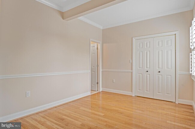 Building Photo - 5905 Lone Oak Dr