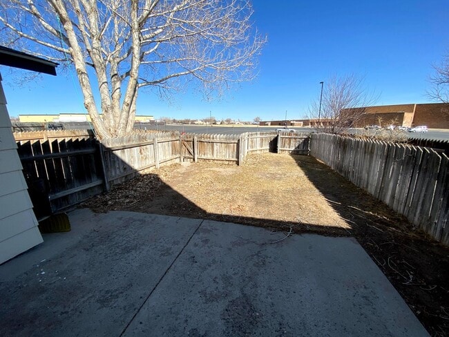 Building Photo - 3 Bedroom, 1.5 Bathroom Townhouse Next to High School and Middle School
