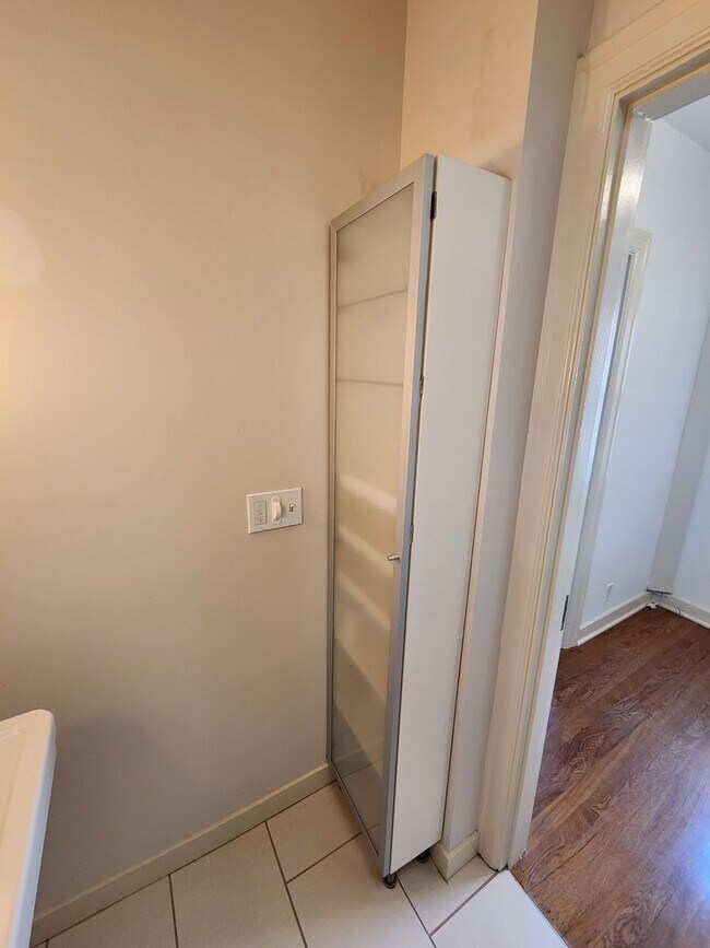 Building Photo - Queen's Court | A/C + Den | Renovated Kitc...