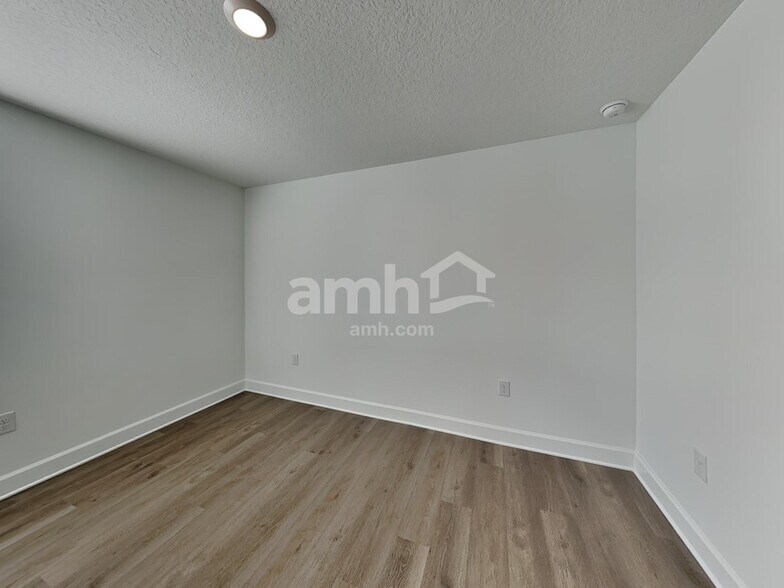 Building Photo - 3003 19th Ave W