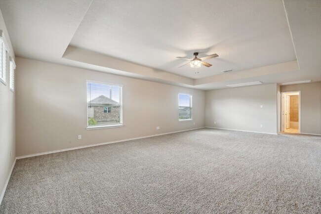 Building Photo - Price Improvement! This 4 bed, 2.5 bath ho...