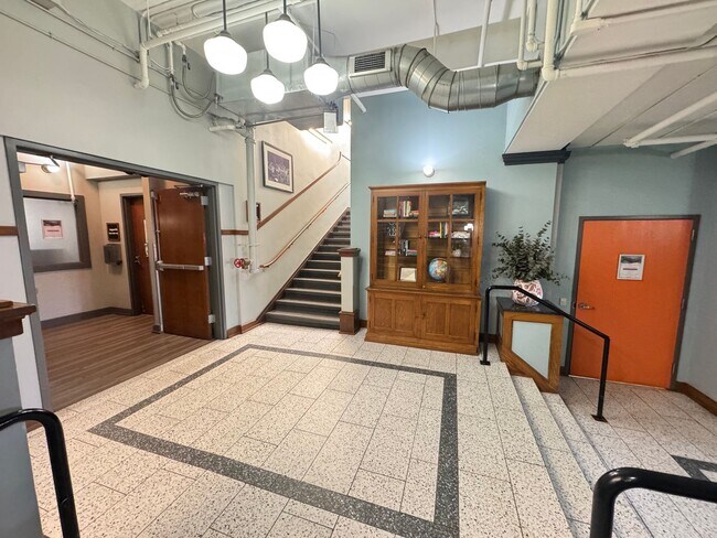 Building Photo - Desirable Union Square Corner Penthouse!