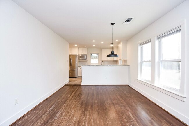 Building Photo - 413 W 10th St