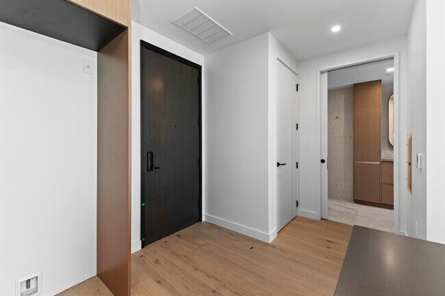 Building Photo - 610 Davis St