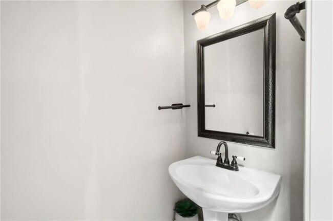 Building Photo - 2880 Georgian Manor Dr