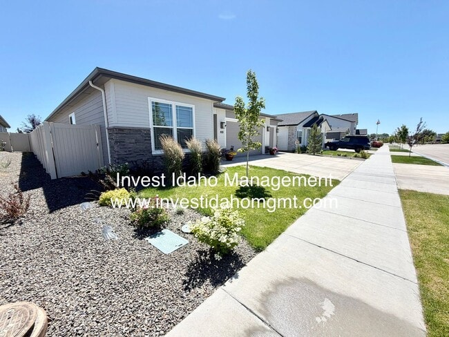 Building Photo - A Home You'll Fall in Love With