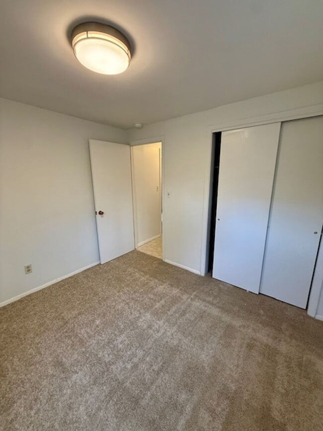 Building Photo - 2 Bedroom 1 Bathroom Apartment