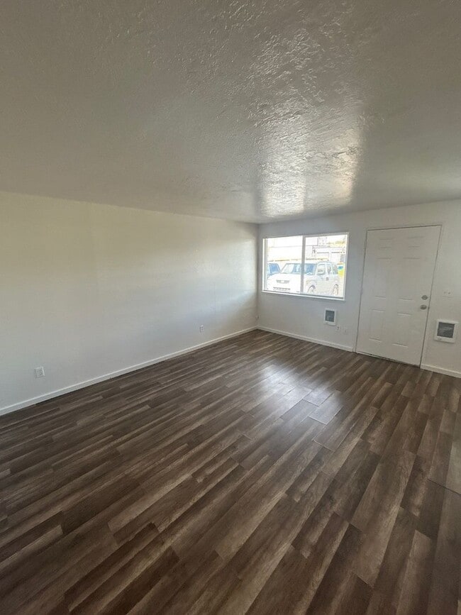 Building Photo - 576 Hill St SE