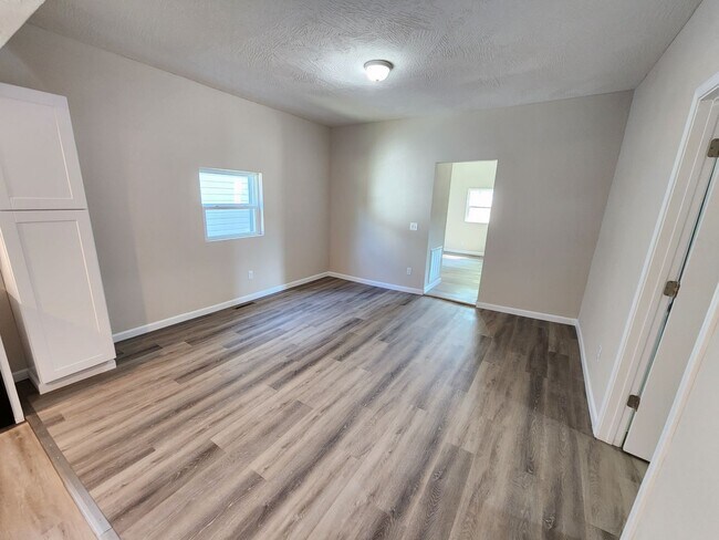 Building Photo - Spacious 3-Bedroom, 1-Bathroom Home AVAILABLE NOW!!