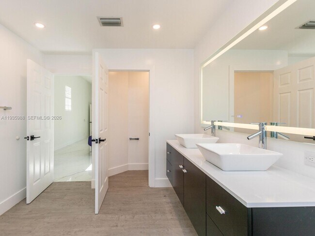 Building Photo - 381 Cameron Dr