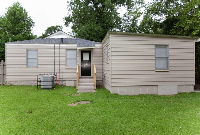 Building Photo - 301 Boggs St