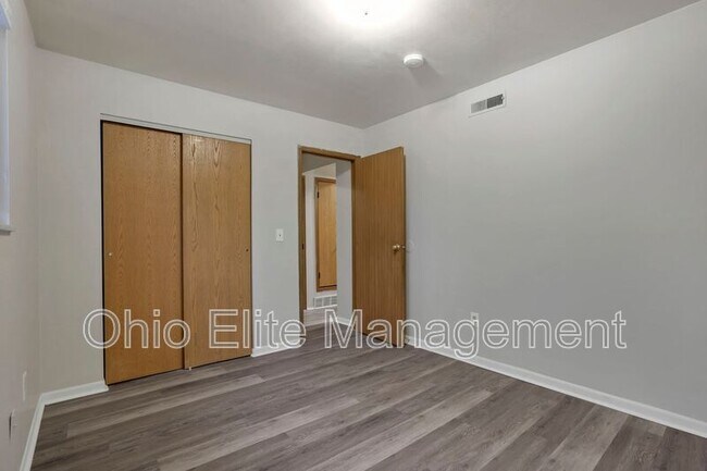 Building Photo - 2460 Hiawatha St