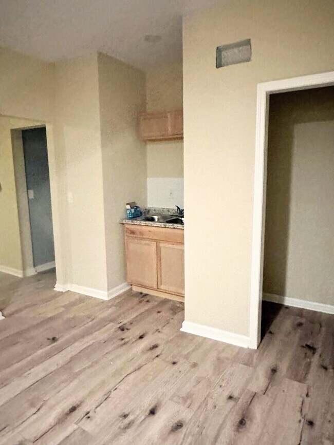 Building Photo - 3027 Garfield Ave