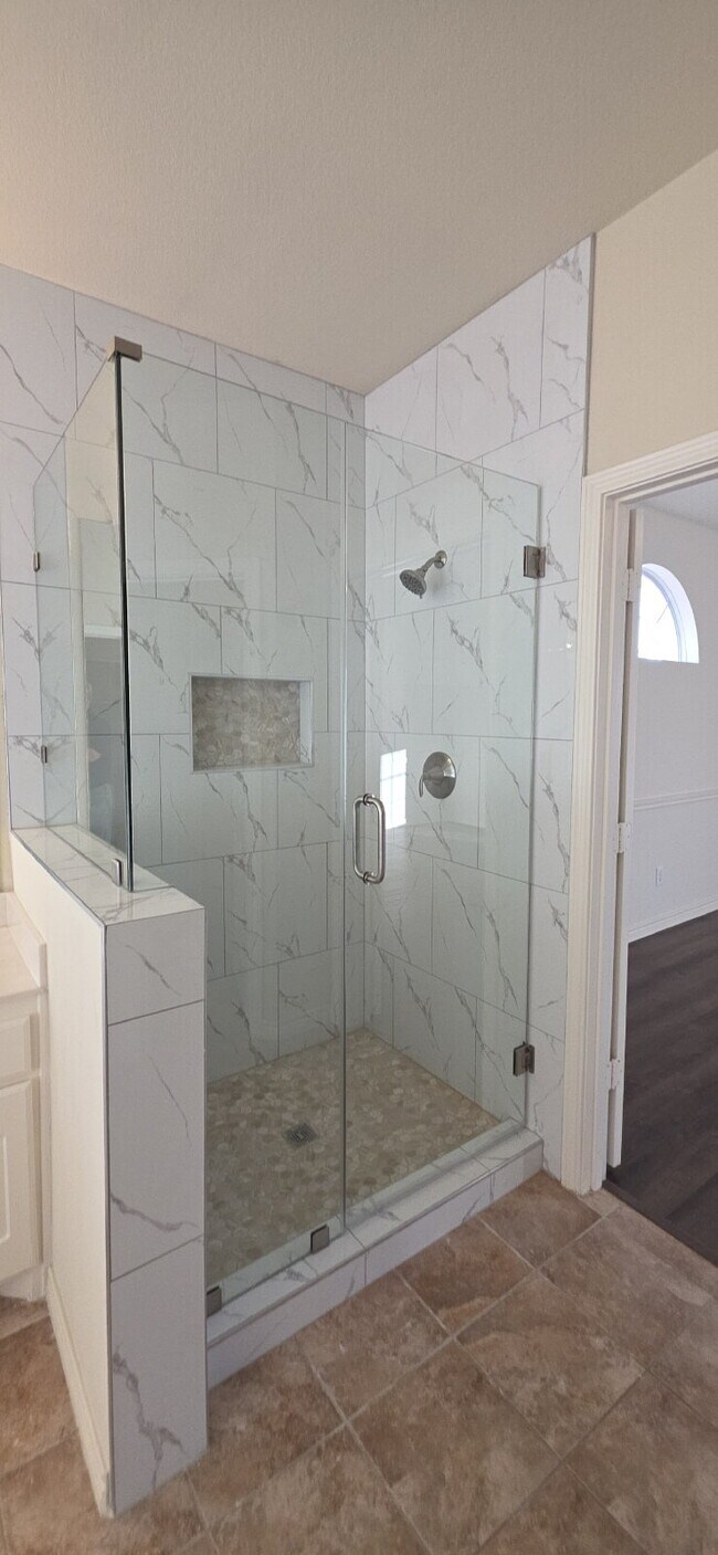 Building Photo - Recently remodeled 4 bedrooms, 3 bathrooms and move-in ready!