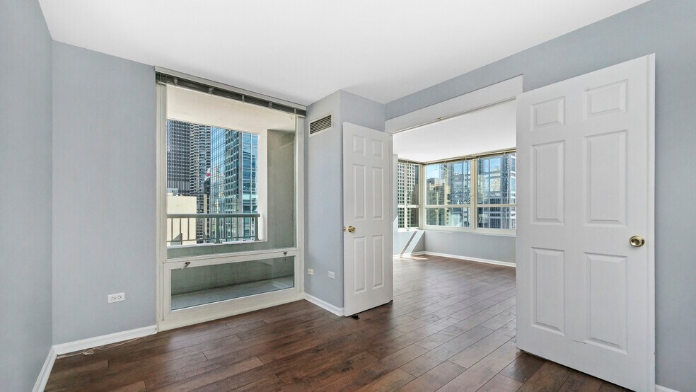 Building Photo - 345 N La Salle Dr