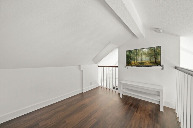 Building Photo - Coastal Corner Loft, Quiet, Bright & Stylish