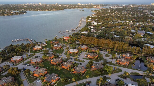 Building Photo - 825 Center St