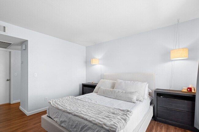 Building Photo - Charming 1BR Condo in Phoenix