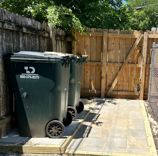 Building Photo - 503 Pecan St