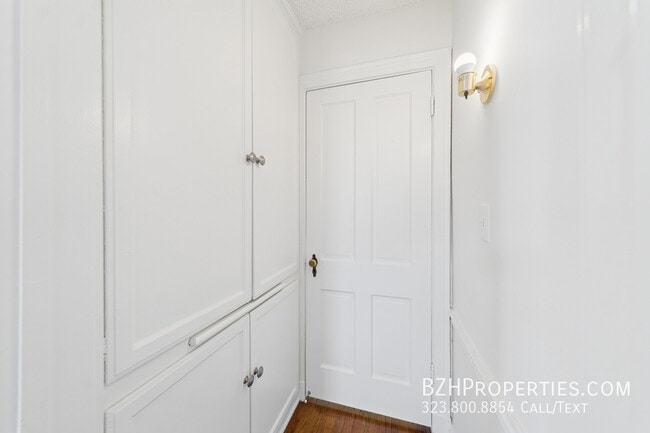 Building Photo - 1284 S Beverly Glen Blvd