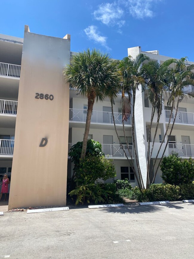 Building Photo - Great Condo close to the Beach