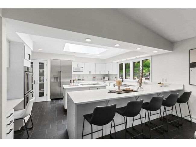 Building Photo - 1345 Fairlawn Way