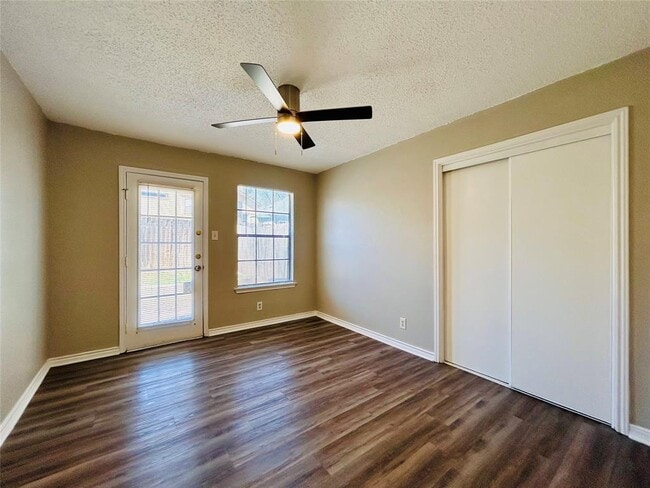 Building Photo - 9400 Kempler Dr