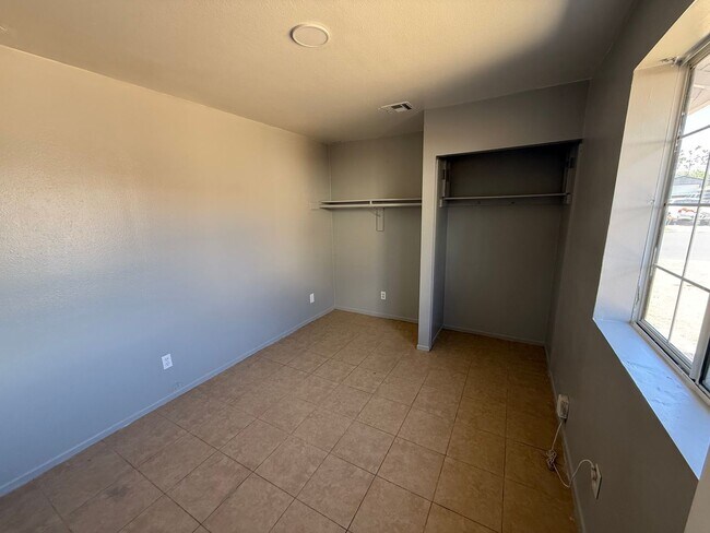 Building Photo - 4 bedroom 2 bath!