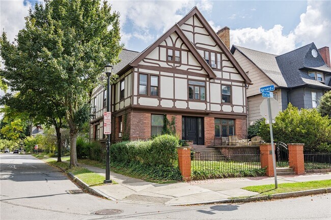 Building Photo - 420 Oxford St