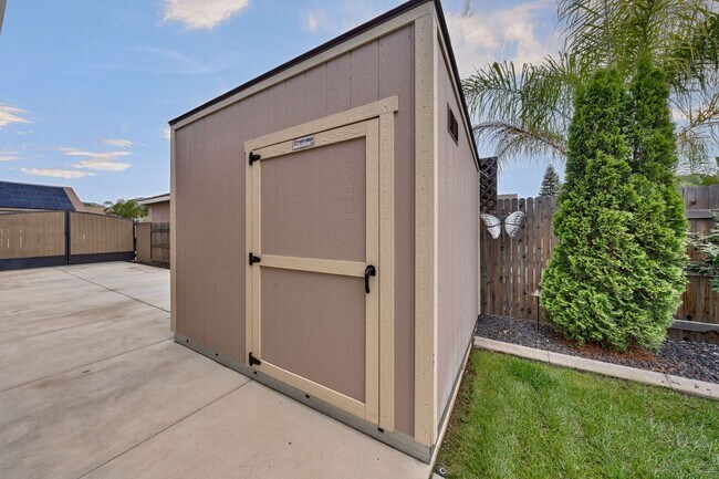 Building Photo - Beautiful Lincoln Home with Solar, 3-Car Garage & Trailer Parking!