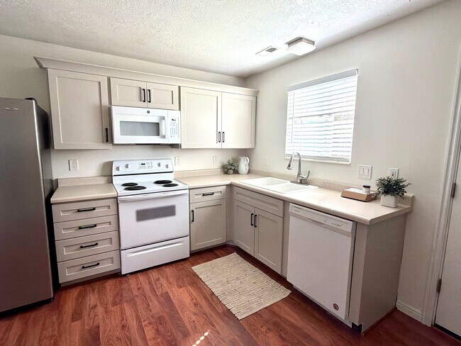 Building Photo - 672 E 950 S