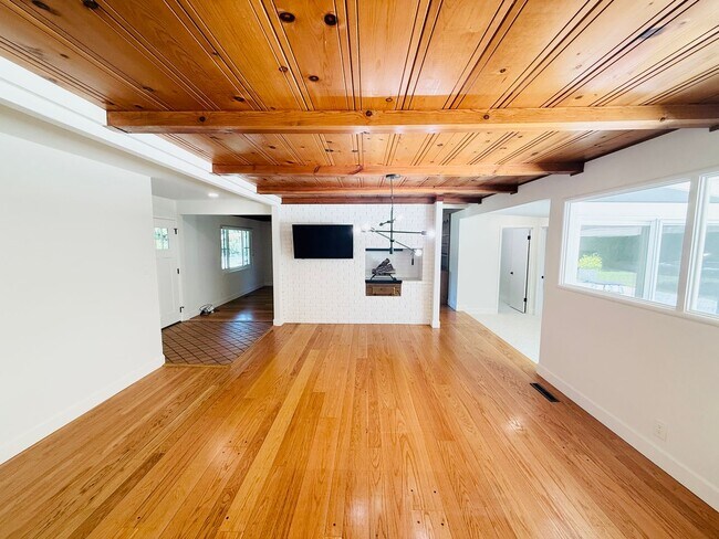 Building Photo - Corner lot 4-bedroom, 3-bathroom, 2,100 sq. ft. ranch-style home.  Great Location!